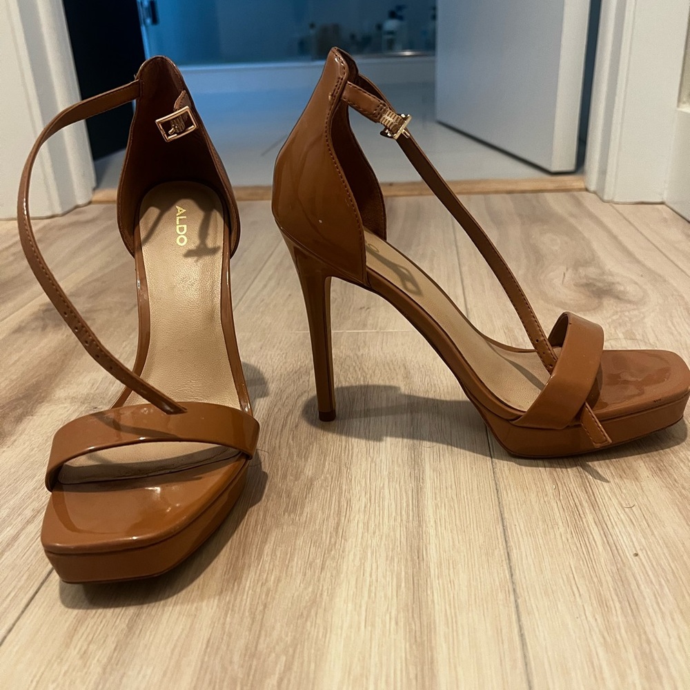 Barely used Aldo tan heels!